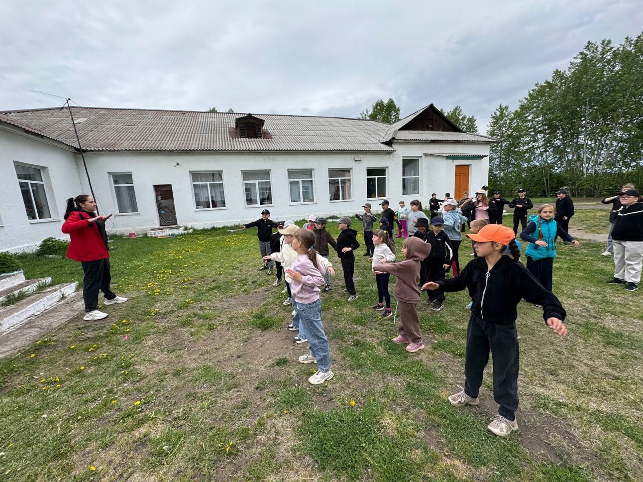 Утренняя зарядка на лагерной детской площадке.