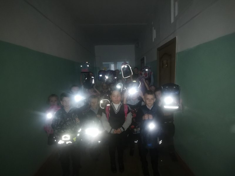 В Бичурском районе автоинспекторы и волонтеры организовали для первоклассников мастер-класс по изготовлению световозвращающих элементов.