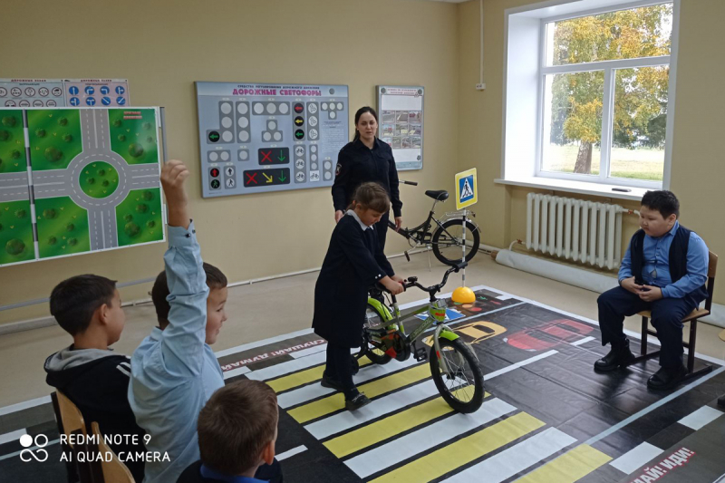 В Бичурском районе автоинспекторы дали старт занятиям для школьников в оборудованных кабинетах БДД.