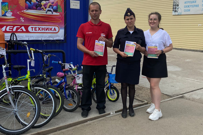 В Бичурском районе автоинспекторы и волонтеры посетили точки продажи велотранспорта.