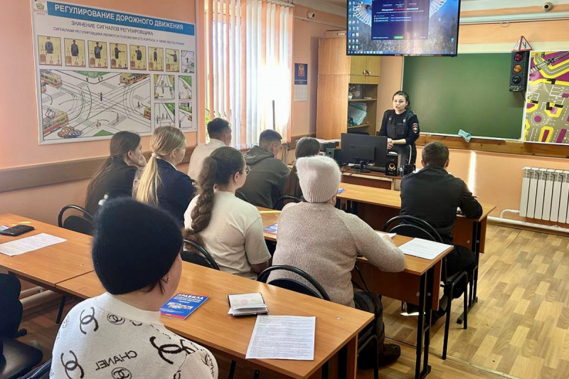 В Бурятии сотрудники Госавтоинспекции проводят профилактические занятия с курсантами автошкол.