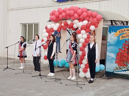 22 мая на площади Районного Дома культуры состоялся вечер вальса «Навстречу алым парусам» выпускников 2023 года Бичурского района.