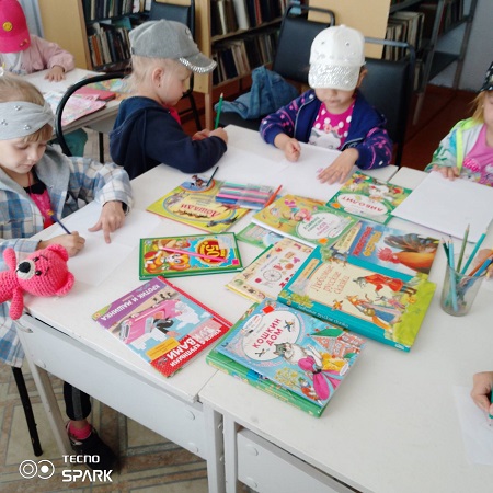 Сегодня в Окино- Ключевской сельской библиотеке для детей старшей группы детского сада была проведена ознакомительная экскурсия &quot;В гостях у сказки&quot;..