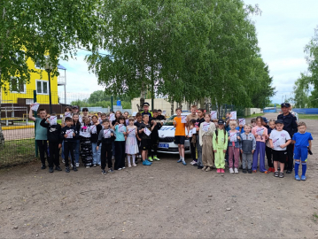 В Бичурском районе сотрудники Госавтоинспекции совместно с ребятами пришкольного оздоровительного лагеря провели акцию «Пристегнись».
