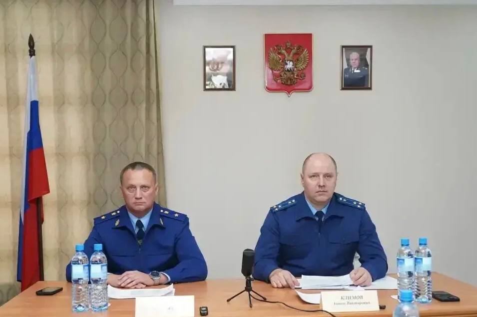 Заместитель начальника окружного управления Генпрокуратуры России Антон Климов провел прием жителей Республики Бурятия в селе Турунтаево Прибайкальского района.