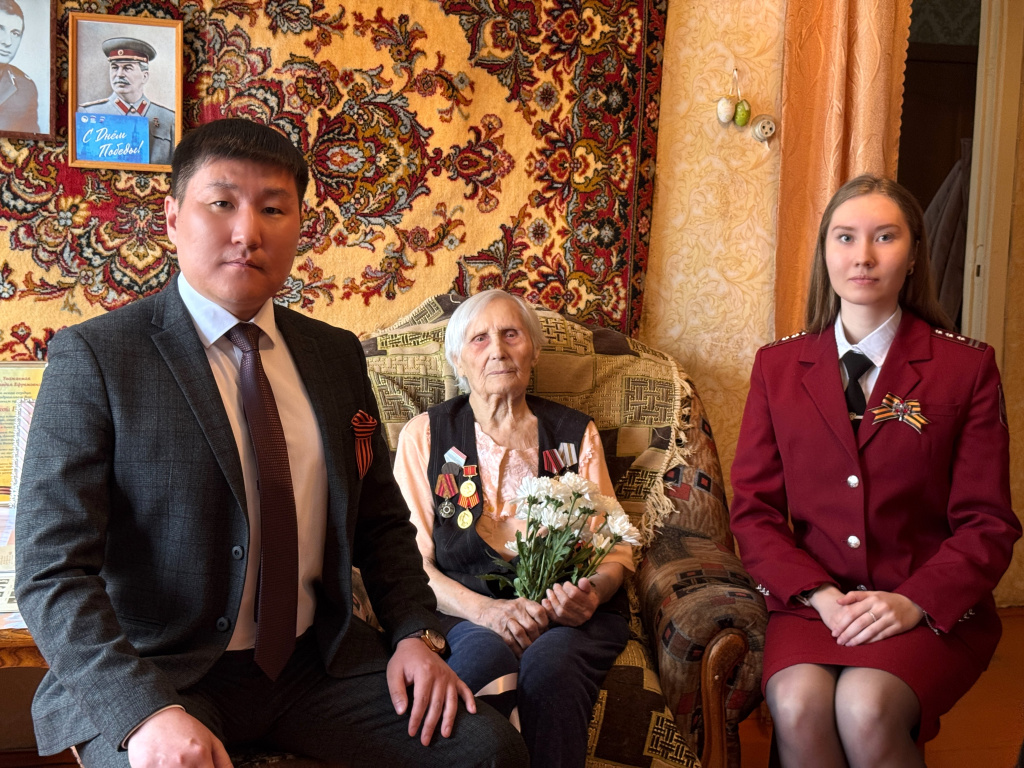 Сотрудники органов и учреждений Роспотребнадзора в Бурятии поздравили ветерана Великой Отечественной войны с наступающим Днём Победы.