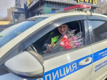 В Бичурском районе автоинспекторы присоединились к акции «Цветы для автоледи». В Бичурском районе автоинспекторы присоединились к акции «Цветы для автоледи».
