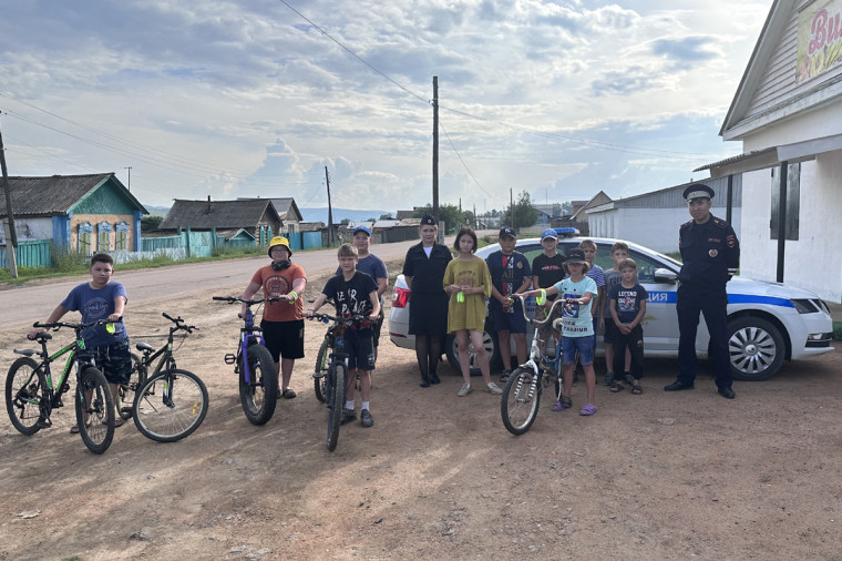 В Бурятии сотрудники Госавтоинспекции проводят на детских площадках инструктажи велобезопасности.