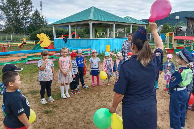 В Бичурском районе дошкольники вместе с автоинспекторами отпраздновали день рождения светофора.