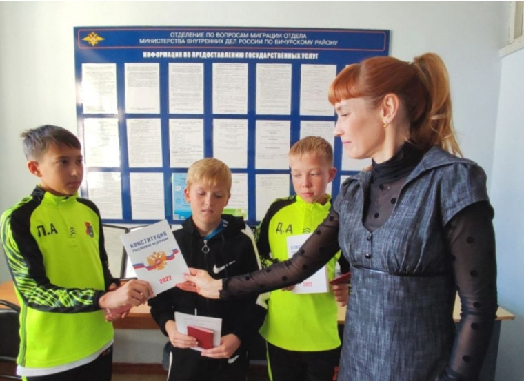 В Бичурском районе полицейские торжественно вручили заграничные паспорта школьникам-футболистам.