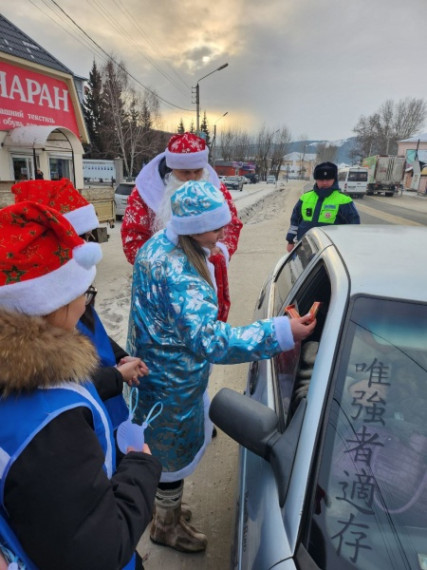 В Бичурском районе автоинспекторы, общественники и ЮИДовцы присоединились к Всероссийской акции «Полицейский Дед Мороз».