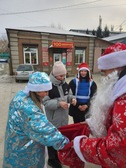 В Бичурском районе автоинспекторы, общественники и ЮИДовцы присоединились к Всероссийской акции «Полицейский Дед Мороз».