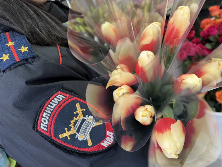 В Бичурском районе автоинспекторы и общественники присоединились к акции «Цветы для автоледи».