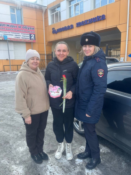В Бичурском районе в канун Международного женского дня 8 марта полицейские и общественники поздравили женщин-пенсионеров МВД.