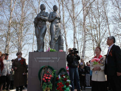 Памятник Женщинам-труженицам тыла.